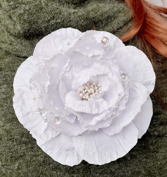 Liela balta peonijas sakta.