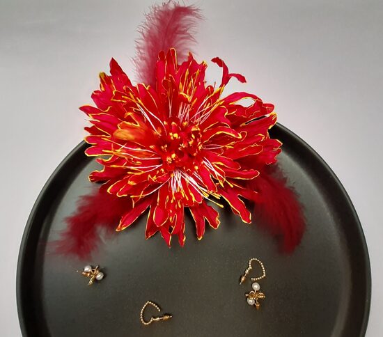 Broša Dālija sarkanvīna krāsā.