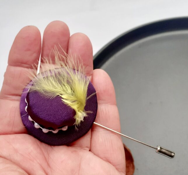 Jakas atlokā piespraude.