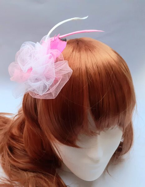 Burgundijas rozā matu sprādze ar spalvām.