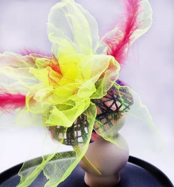 Spilgti dzelteni rozā galvas stīpa